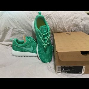 Nike roche run gxp flora pack